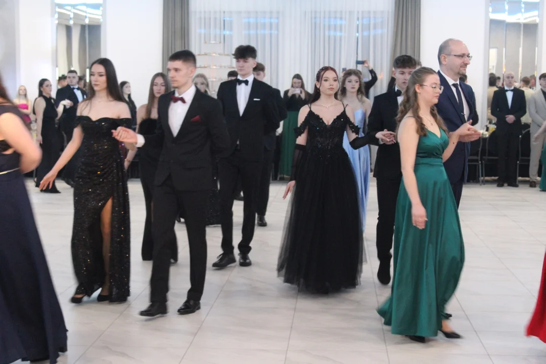 Studniówka Zespołu Szkół Przyrodniczo-Biznesowych w Tarcach. Wspaniały bal przed nowym etapem w życiu - Zdjęcie główne