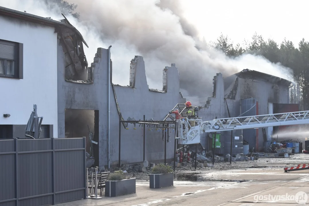 Pożar na stacji demontażu pojazdów w Śmiłowie