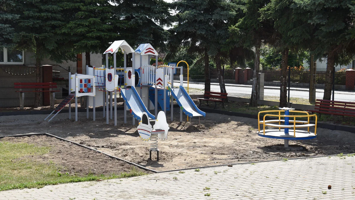 Nowy plac zabaw w Brzeziu. Zieleń przy świetlicy