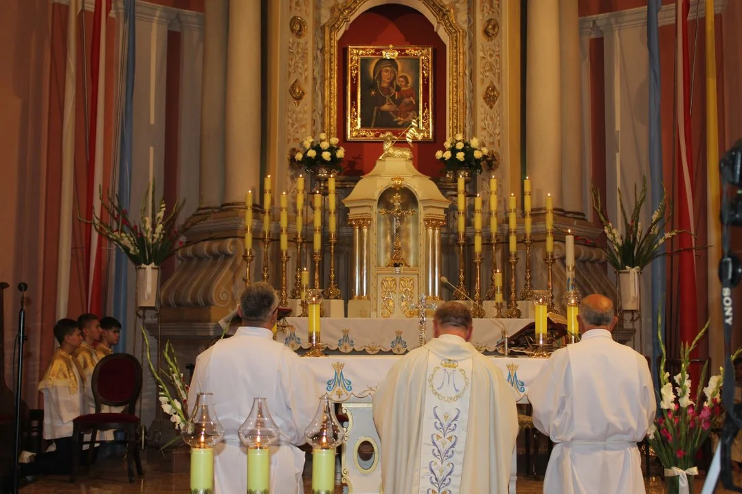 Uroczystość Matki Bożej Cieleckiej w parafii św. Małgorzaty w Cielczy z zawierzeniem KGW z gminy Jarocin