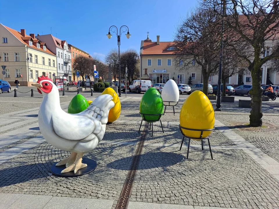 Pleszew przystroił się na święta. W centrum pojawiły się wielkanocne dekoracje - Zdjęcie główne