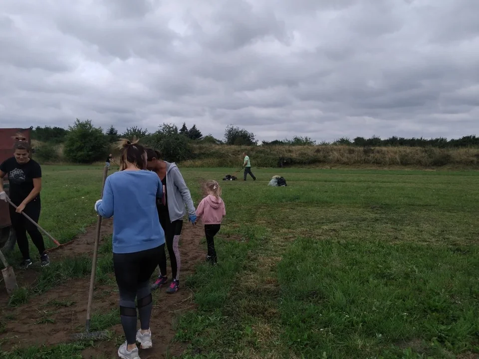 Porządki w Rusku. Najpierw wysprzątali boisko, a potem zagrali mecz