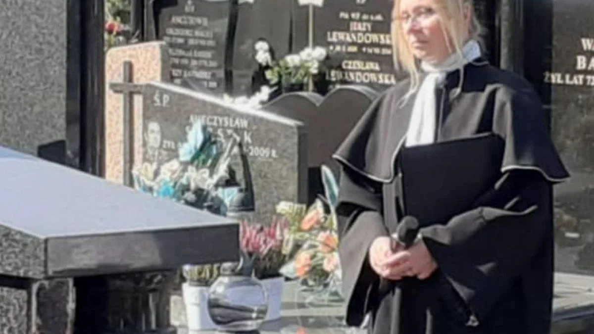 Mistrzynie świeckich ceremonii pogrzebowych: Anna Borowik podczas ceremonii