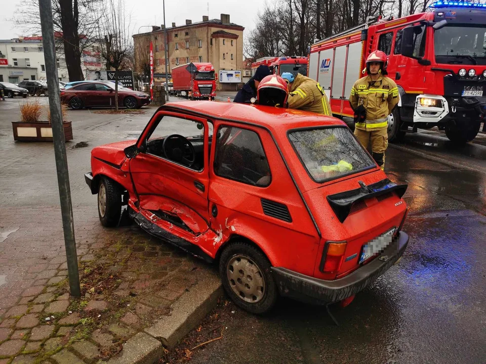 Krotoszyn. Seniorka wjechała "maluchem" w Passata [ZDJĘCIA] - Zdjęcie główne