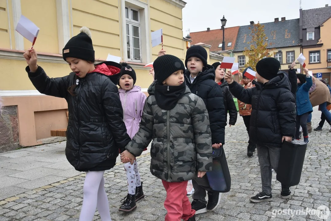 Przemarsz z flagami przedszkolaków z Przedszkola Samorządowego "Pod Świerkami" w Krobi