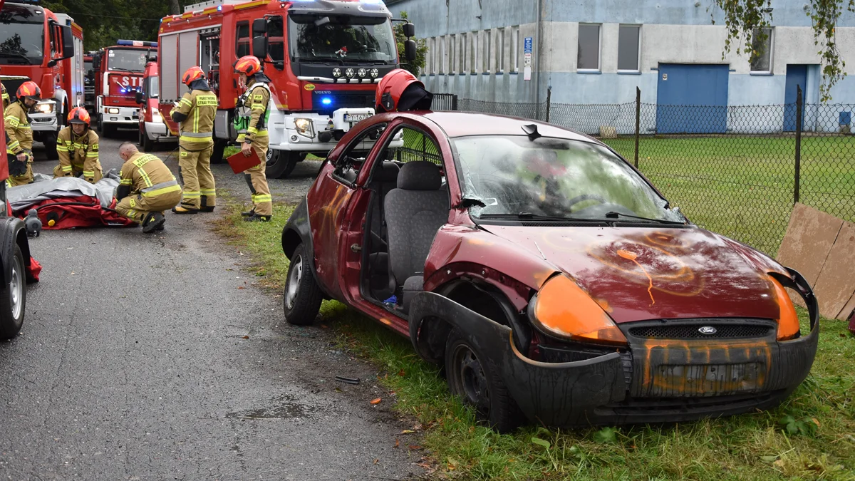 Masowy wypadek drogowy w Zalesiu. W akcji zastępy straży pożarnej. Jako poszkodowani i ofiary śmiertelne - uczniowie ZSR w Grabonogu