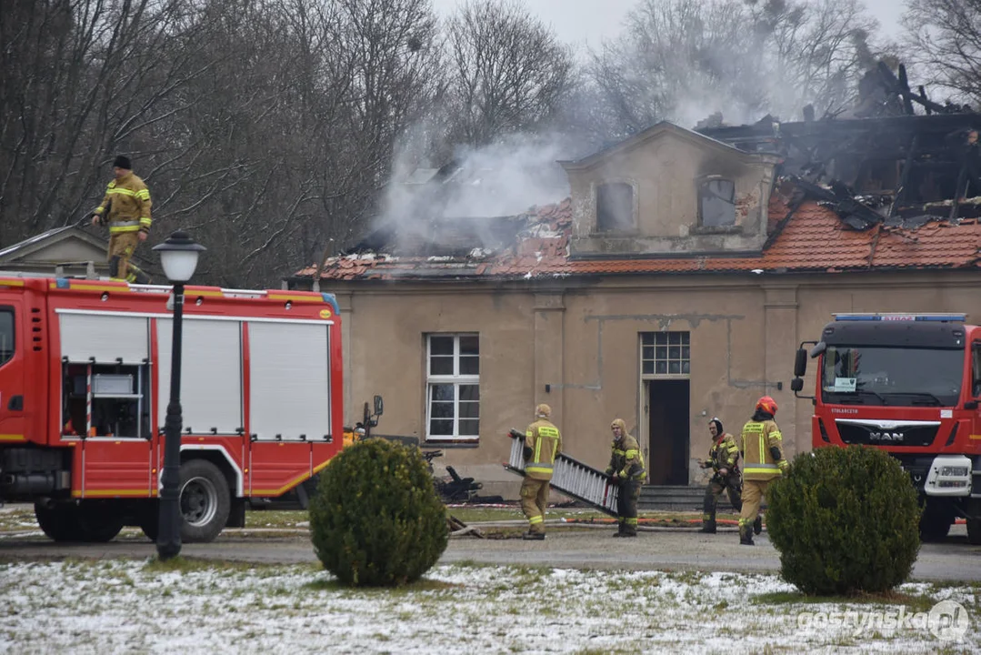 Pożar pałacu w Pępowie. Straż pożarna porządkuje pogorzelisko