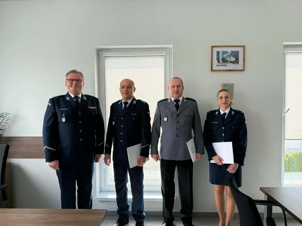 Są nowi naczelnicy i awansowani funkcjonariusze. Nowy naczelnik, zastępca i sierżant - Zdjęcie główne