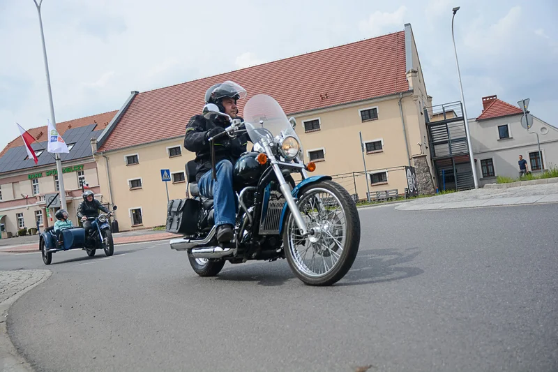 Wystawa zabytkowych pojazdów w Jarocinie z okazji Święta Flagi