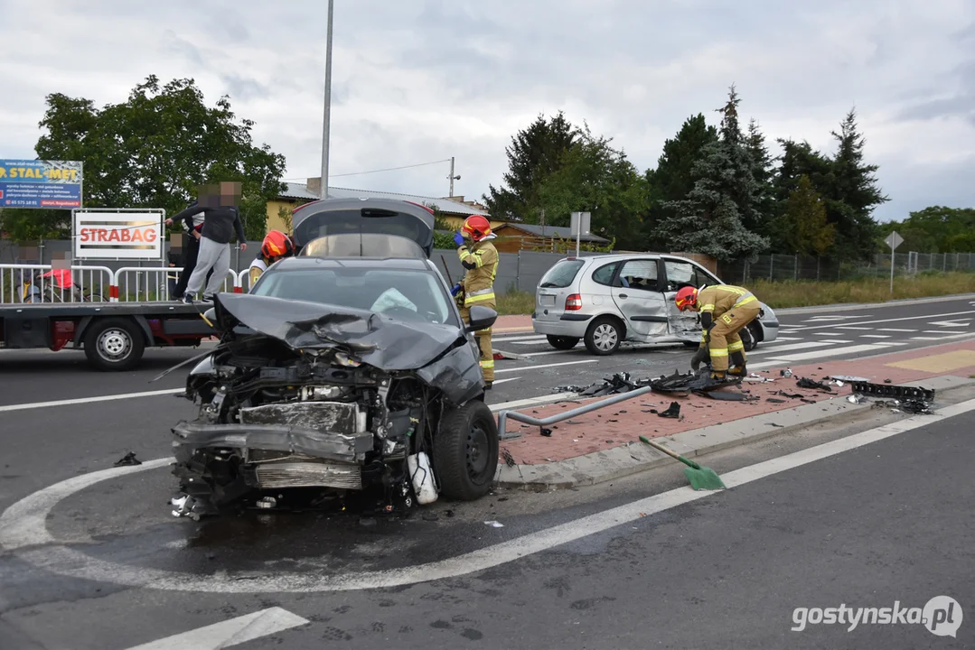 Zderzenie dwóch samochodów na skrzyżowaniu w Gostyniu