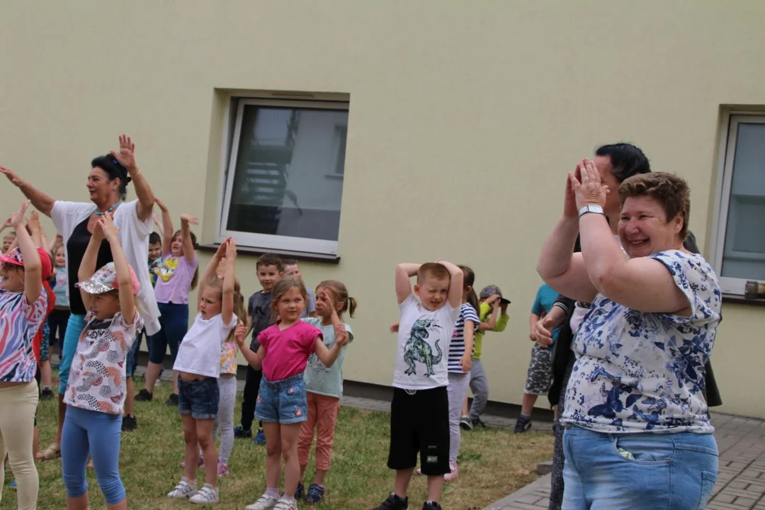 Przedszkolaki integrowały się z seniorami. Festyn na ulicy Zacisznej w Jarocinie