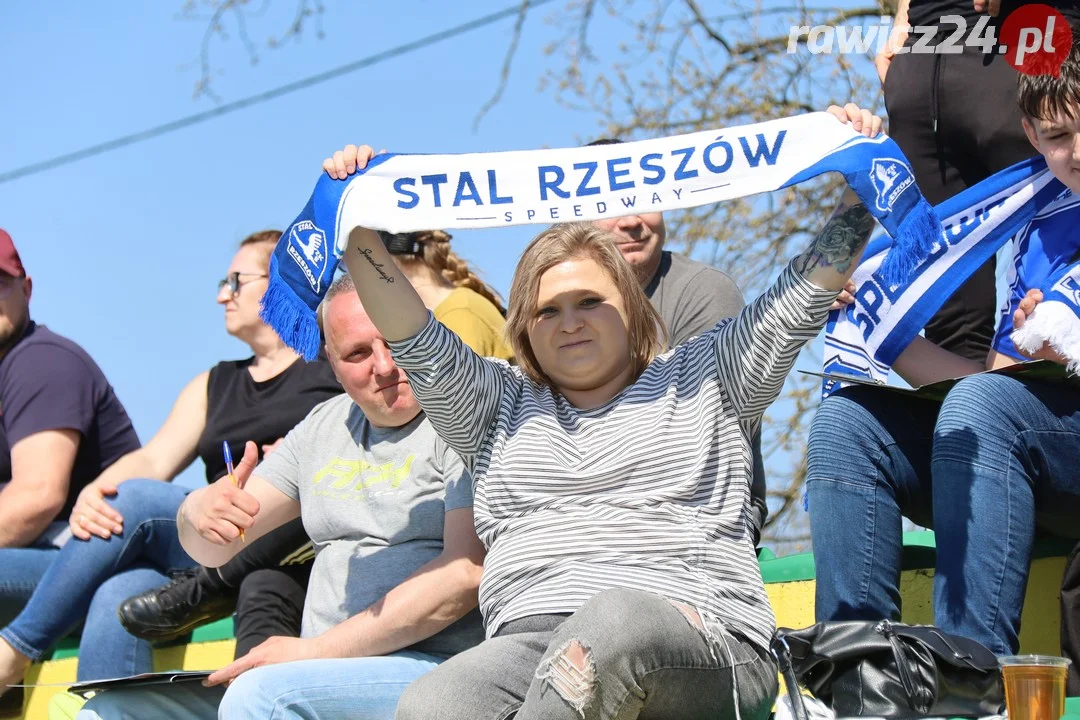 Euforia kibiców na meczu Kolejarza Rawicz.