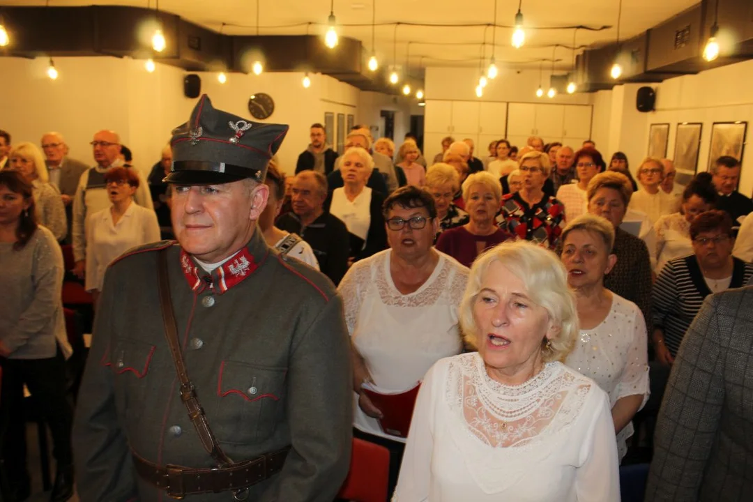 Koncert patriotyczny Chóru Mieszanego im. K. T. Barwickiego i Klubu Społecznego "Jarocino"