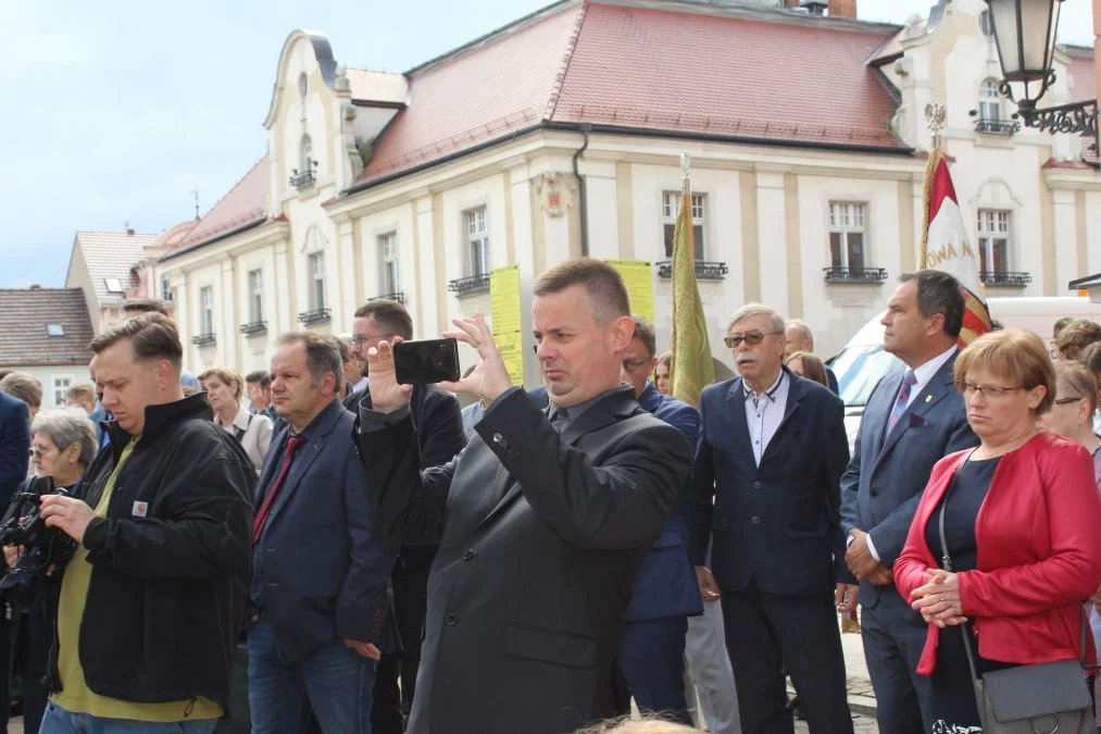 Jarocin. Odsłonięcie tablicy poświęconej kolporterom gazety konspiracyjnej "Dla Ciebie, Polsko" i koncert patriotyczny w JOK-u