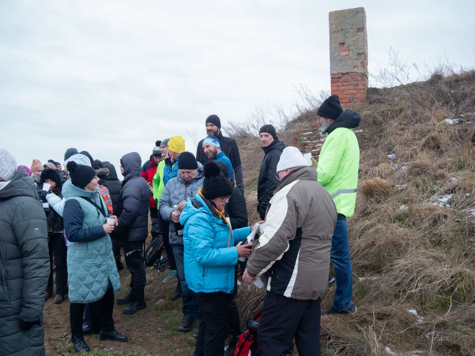 Po raz 19. w Nowy Rok mieszkańcy Pleszewa i nie tylko spacerowali na najwyższe wzniesienie w okolicy - Gołębią Górę - Zdjęcie główne