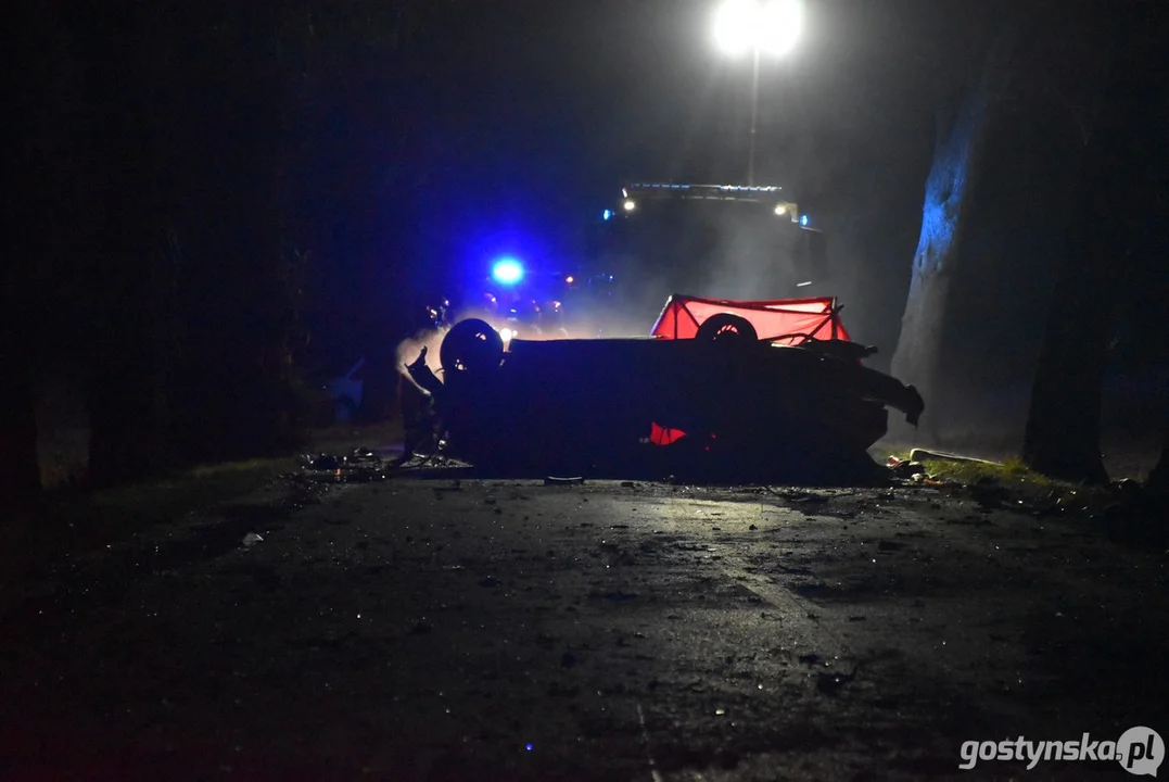 Tragiczny wypadek w Maciejewie. 26-latek zginął na miejscu po zderzeniu z drzewem