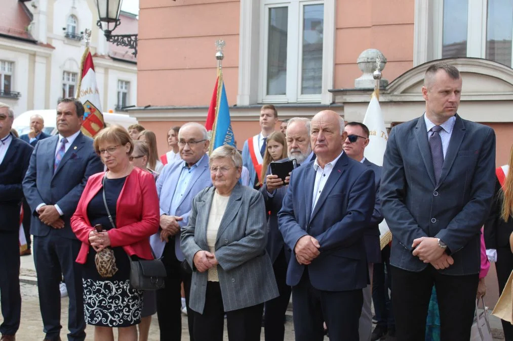 Jarocin. Odsłonięcie tablicy poświęconej kolporterom gazety konspiracyjnej "Dla Ciebie, Polsko" i koncert patriotyczny w JOK-u