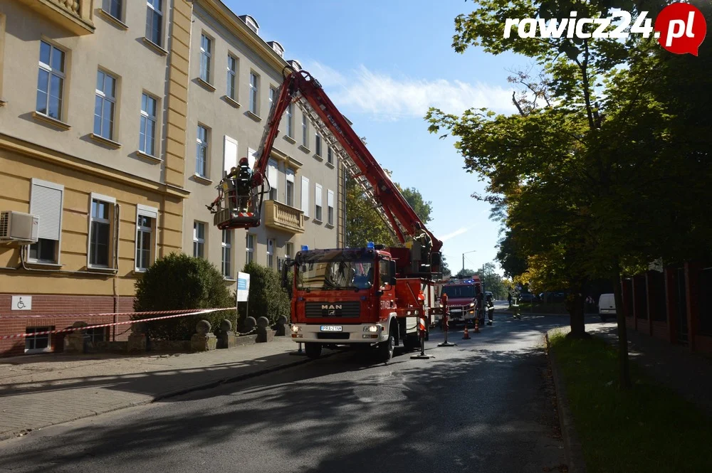 Ćwiczenia strażaków w szpitalu w Rawiczu