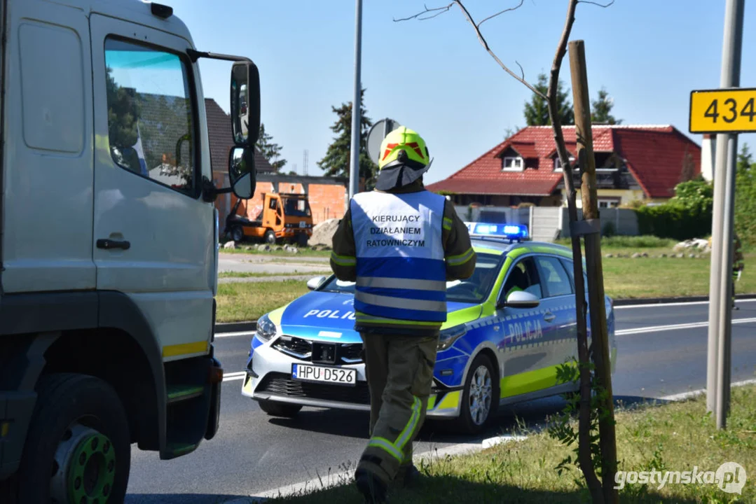 W Krobi samochód osobowy zderzył się z ciężarówką