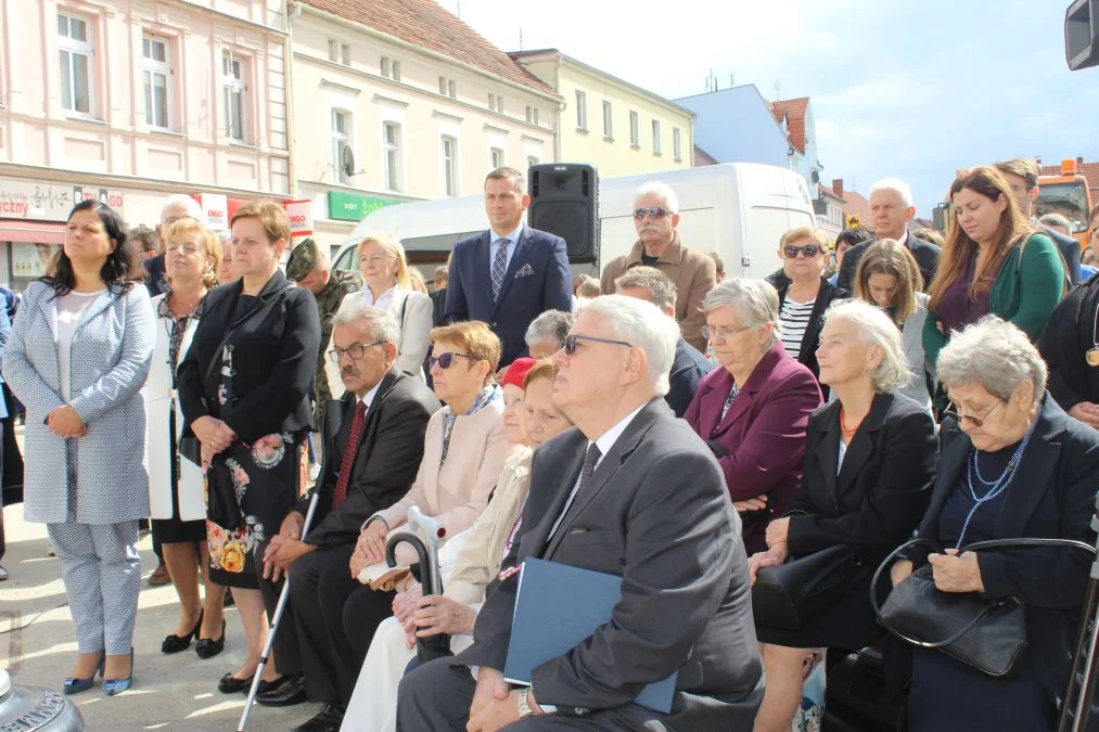 Jarocin. Odsłonięcie tablicy poświęconej kolporterom gazety konspiracyjnej "Dla Ciebie, Polsko" i koncert patriotyczny w JOK-u