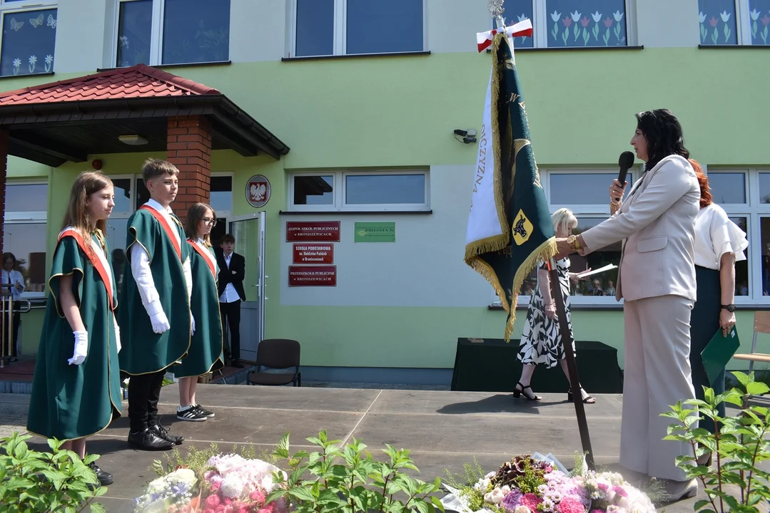 Uroczystość nadania sztandaru szkole w Broniszewicach