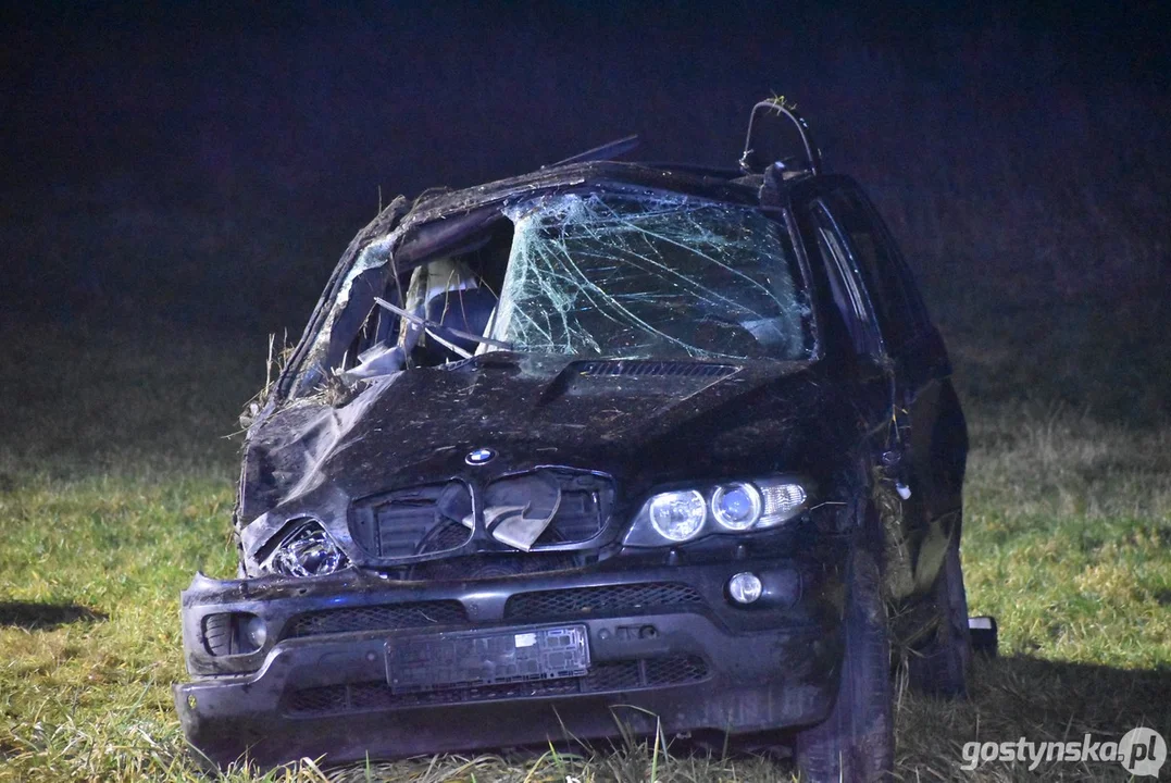 Wypadek na trasie Gostyń - Poniec. Kierowca BMW wypadł przez szyberdach