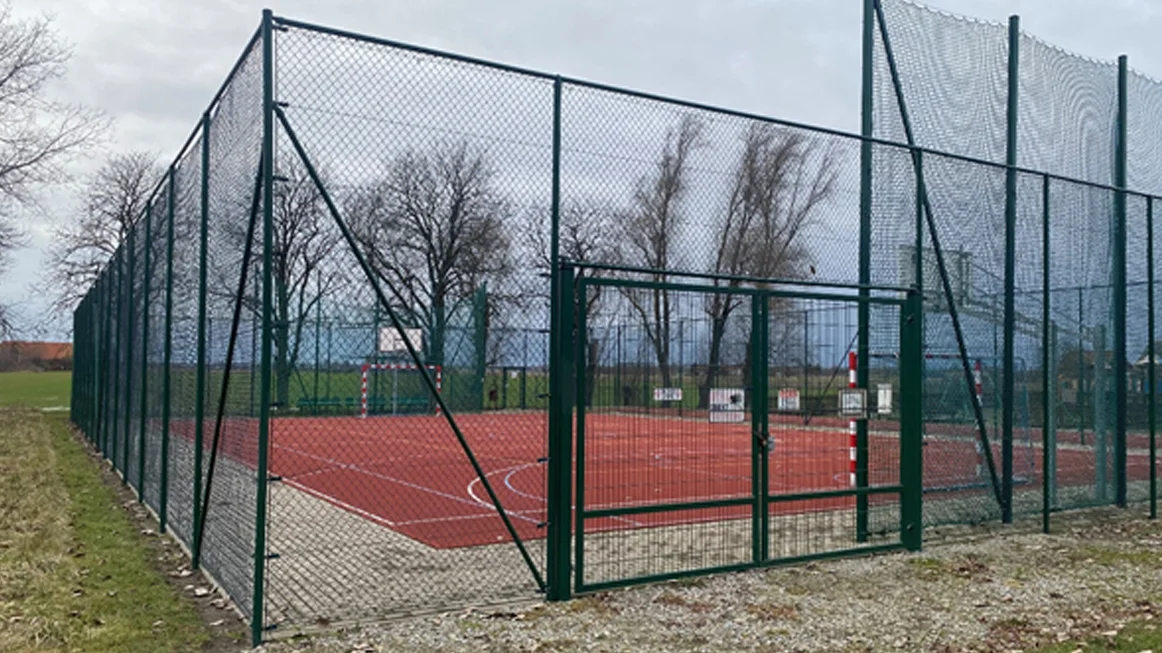 Boisko wielofunkcyjne w Sławoszewie