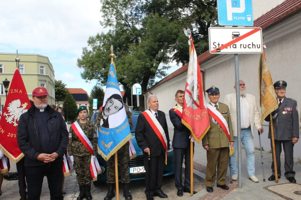 Jarocin. Odsłonięcie tablicy poświęconej kolporterom gazety konspiracyjnej "Dla Ciebie, Polsko" i koncert patriotyczny w JOK-u