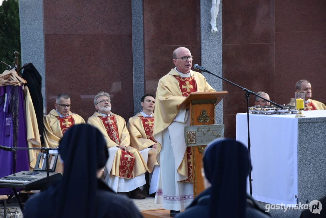 Wszystkich Świętych 2023 w Gostyniu. Znicze i kwiaty na nagrobkach - jak wyglądają cmentarze