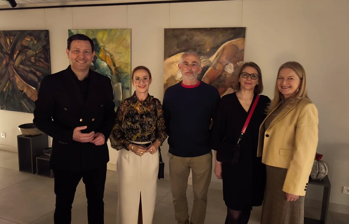 Sztuka, która przyciąga uwagę. Nowa wystawa w Zdunach już otwarta [ZDJĘCIA]