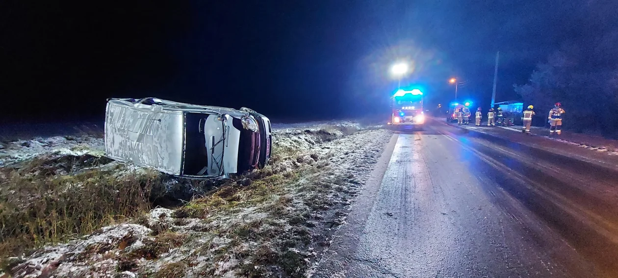 Bus wpadł do rowu w Fabianowie. Dwie osoby trafiły do szpitala - Zdjęcie główne