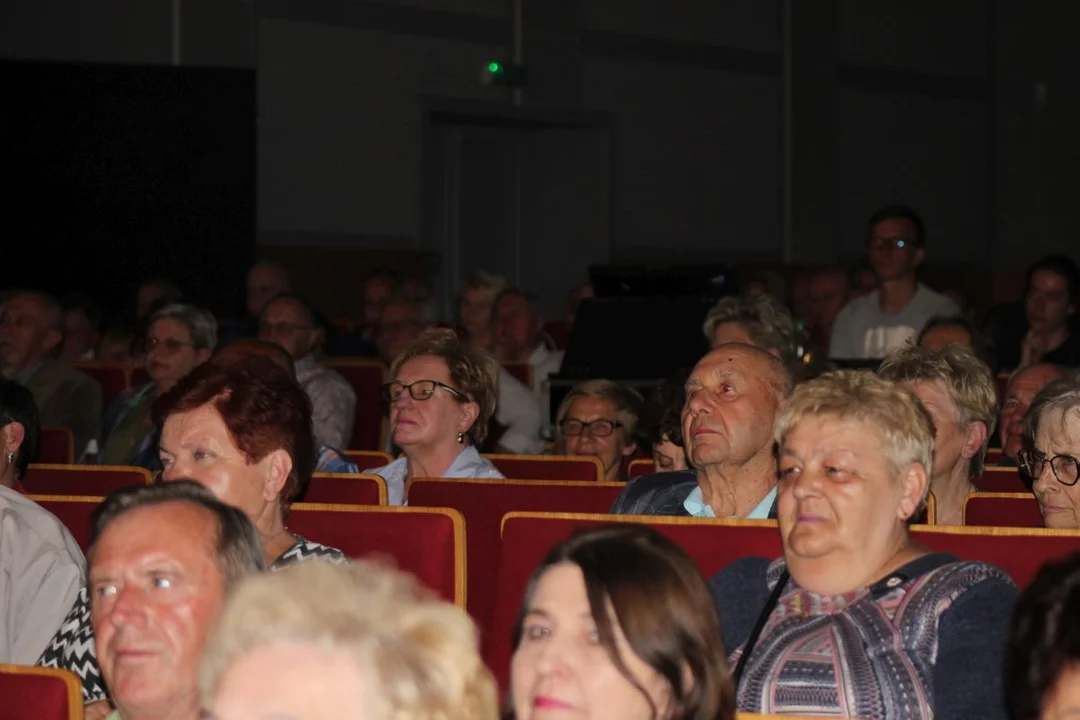 Do tej pory gośćmi seniorów byli satyryk Jacek Fedorowicz i aktorka Laura Łącz