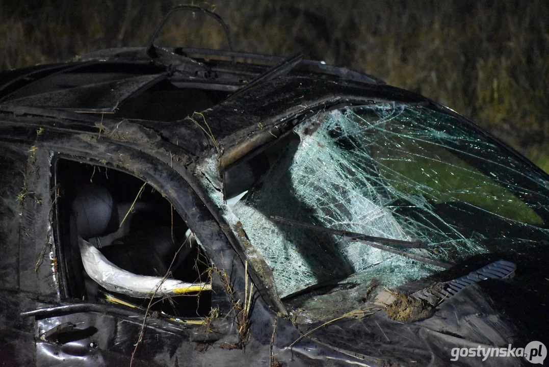 Wypadek na trasie Gostyń - Poniec. Kierowca BMW wypadł przez szyberdach