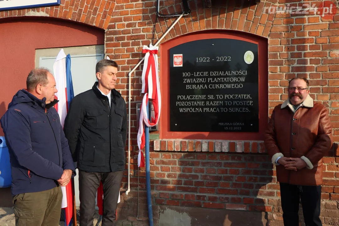 Miejska Górka. Odsłonięcie tablicy z okazji 100-lecia działalności Związku Plantatorów Buraka Cukrowego