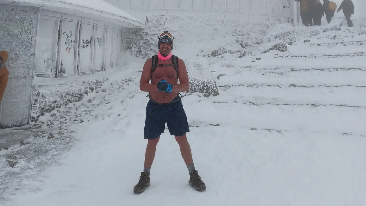 „Biegłem przy - 18°C. Zobaczyła to starsza pani. Odłożyła zakupy i się przeżegnała” - opowiada Paweł Osiełkowski z Jarocina - Zdjęcie główne