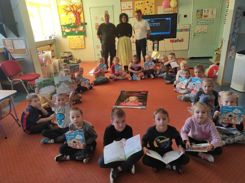 Kolejarze odwiedzili przedszkolaków z Mieszkowa