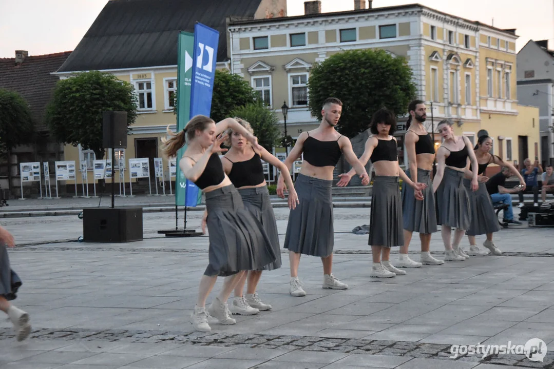 Spektakl teatralny na gostyńskim rynku