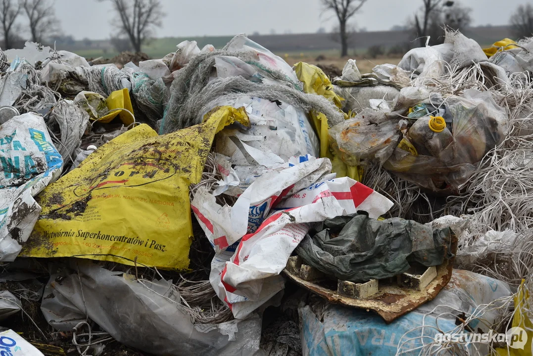 Ogromna hałda śmieci na polu w Żytowiecku