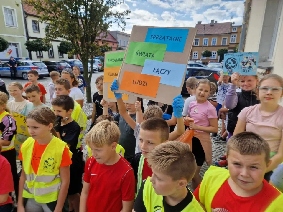 Kobylin. Pikieta ulicami miasta i Sprzątanie Świata [ZDJĘCIA] - Zdjęcie główne