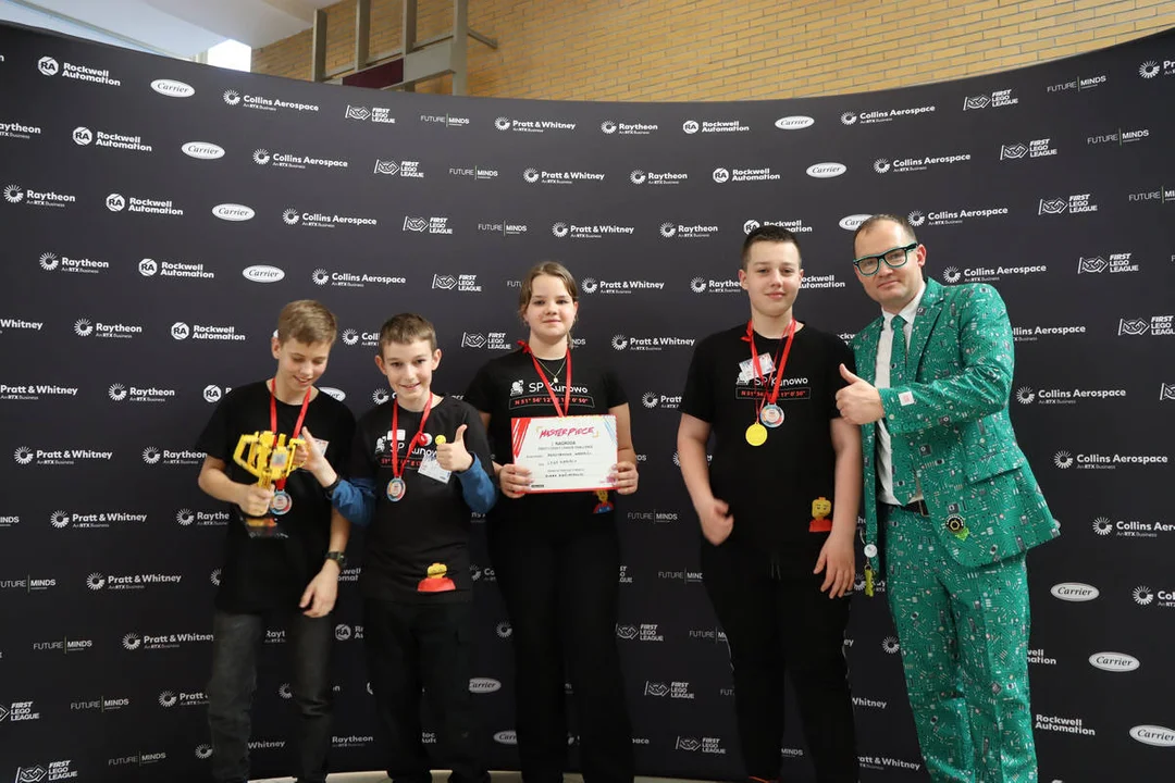 LEGOmaniacy - drużyna ze Szkoły Podstawowej w Kunowie z nagrodami z regionalnego oraz ogólnopolskiego turnieju FIRST LEGO LEAGUE
