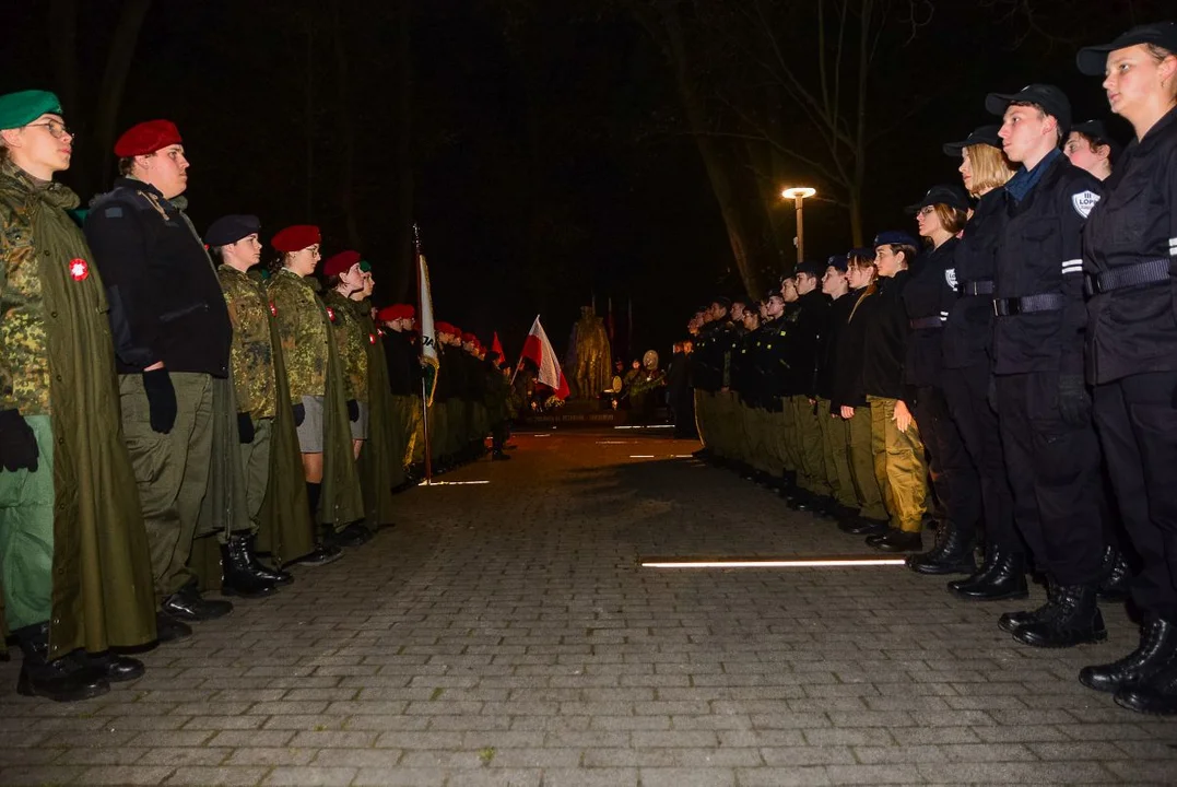 Obchody Święta Niepodległości w Jarocinie. Capstrzyk w parku mjr. Zbigniewa hr. Ostroroga-Gorzeńskiego