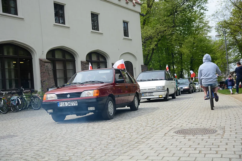 Wystawa zabytkowych pojazdów w Jarocinie z okazji Święta Flagi