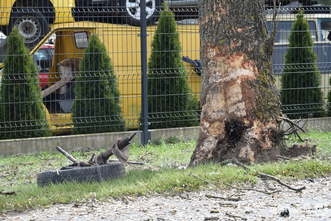 Tragiczny wypadek drogowy pomiędzy Gostyniem a Poniecem, 43-letnia kobieta zginęła na miejscu po zderzeniu auta z drzewem