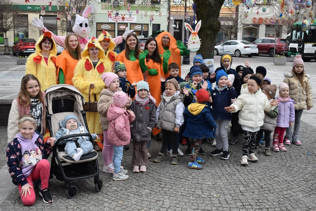Świąteczna atmosfera na rynku. Dzieci przystroiły drzewka wielkanocnymi ozdobami