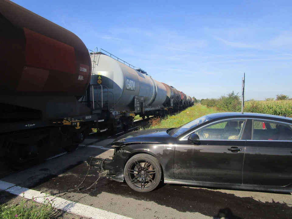 Audi wjechało pod nadjeżdżający pociąg towarowy