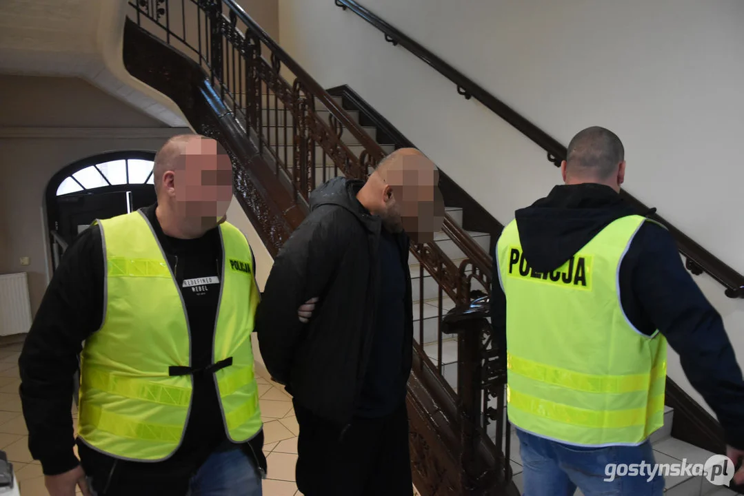 Sprawcy kradzieży pieniędzy z samochodu na stacji paliw w Gostyniu, zatrzymani przez gostyńską policję