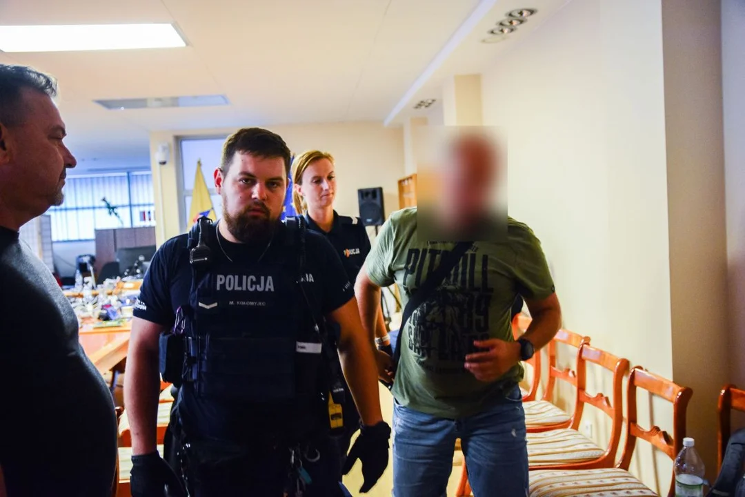 Z maczetą przyjechał na sesję w Jarocinie. Zatrzymała go policja