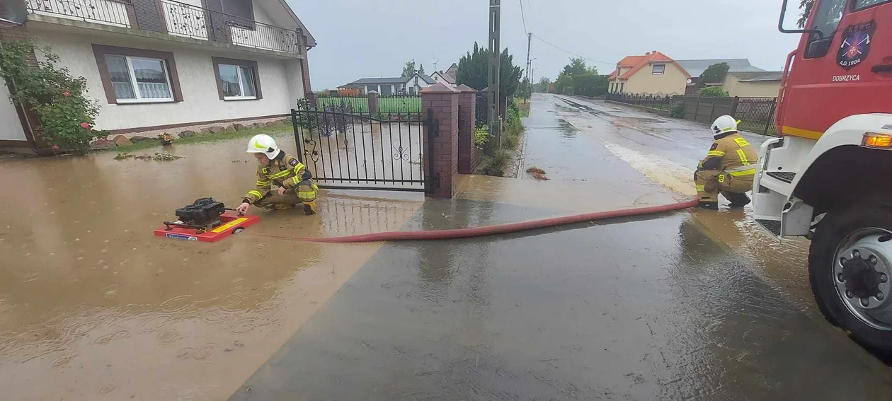 Gwałtowne burze z ulewami nad powiatem pleszewskim. Strażacy interweniują - Zdjęcie główne