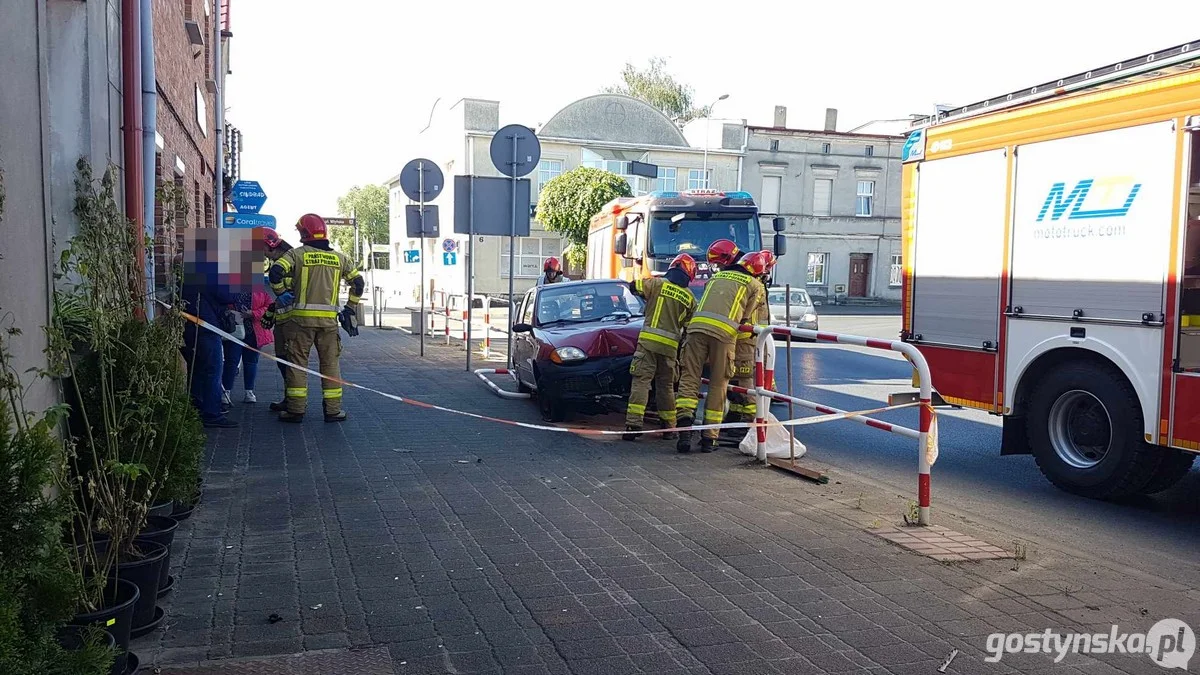 Cinquecento wjechało w barierki w centrum Gostynia