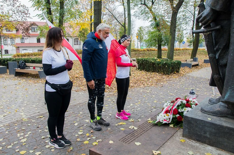 Biegacze Jarocin pobiegli szlakiem pomników poświęconych bohaterom Ziemi Jarocińskiej